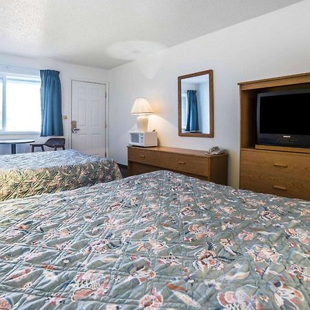 ארלינגטון Rodeway Inn & Suites מראה חיצוני תמונה
