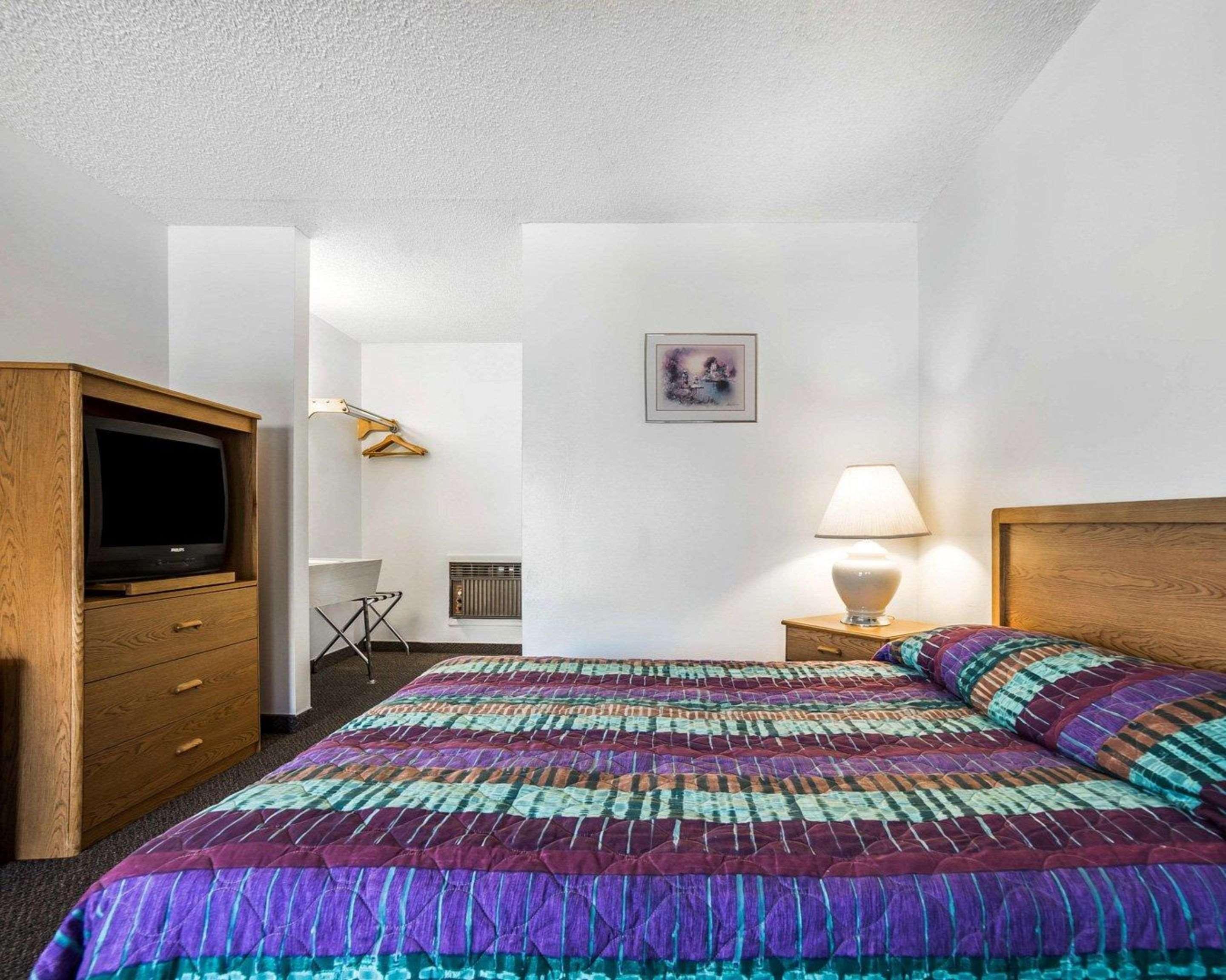 ארלינגטון Rodeway Inn & Suites מראה חיצוני תמונה