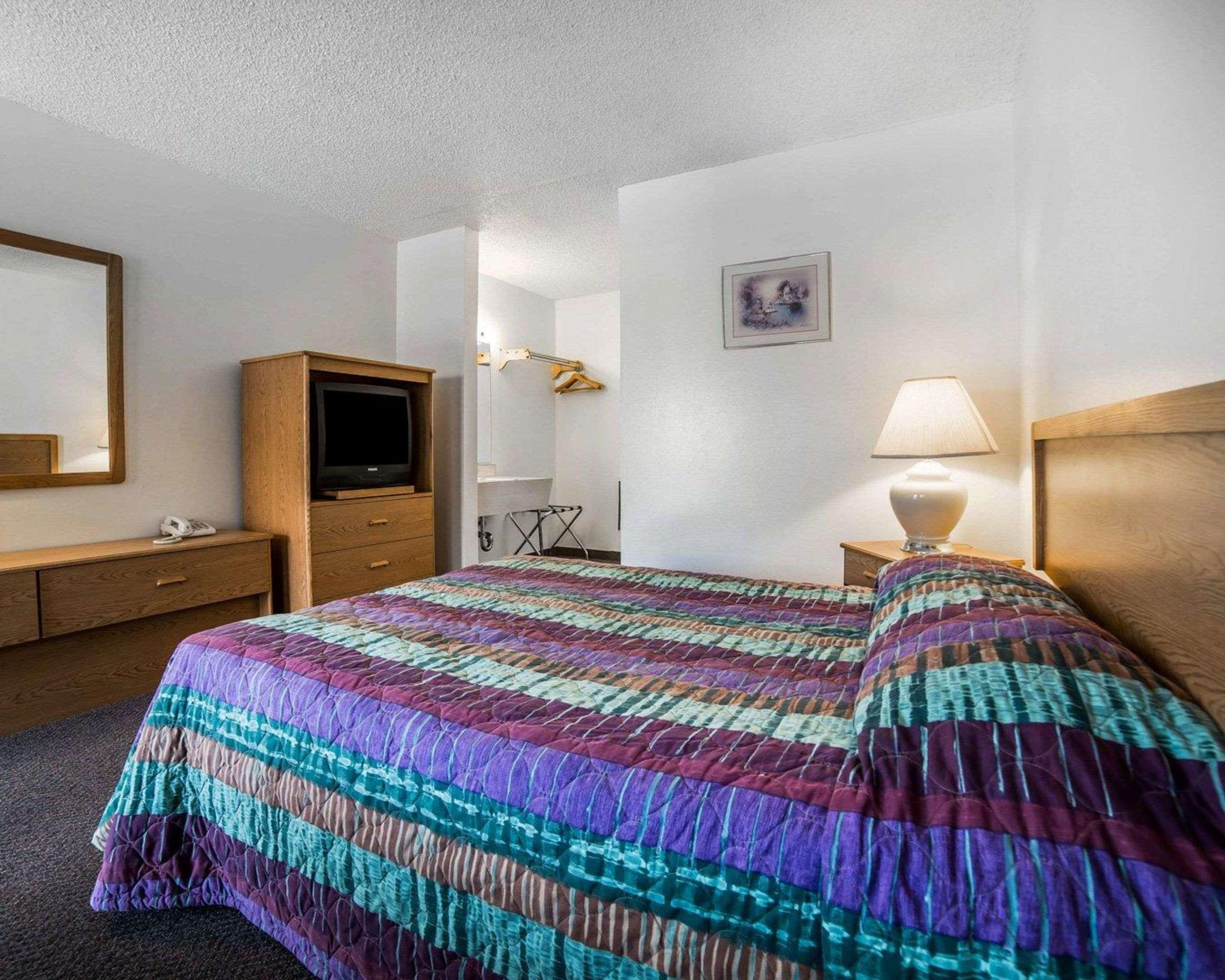 ארלינגטון Rodeway Inn & Suites מראה חיצוני תמונה