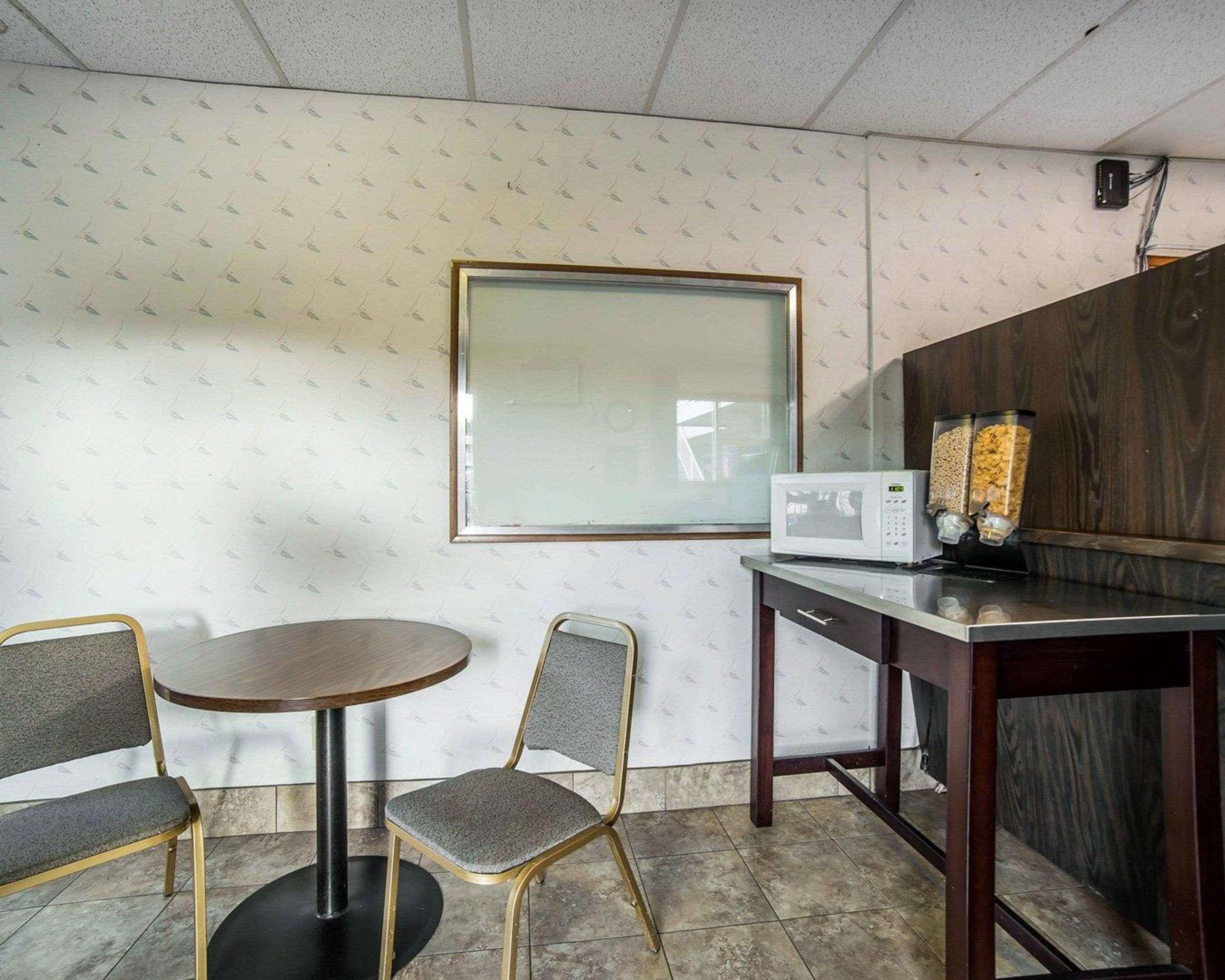 ארלינגטון Rodeway Inn & Suites מראה חיצוני תמונה