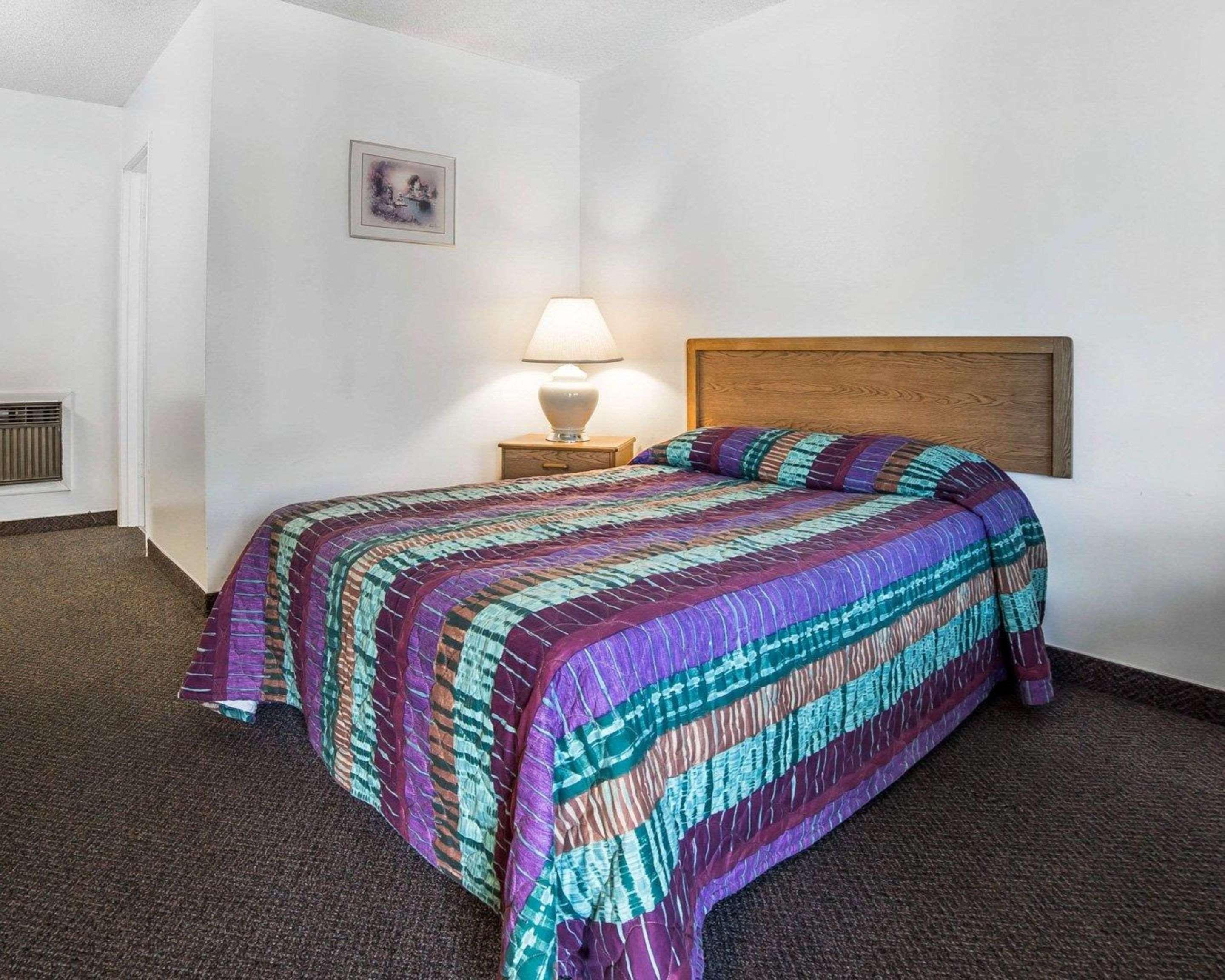 ארלינגטון Rodeway Inn & Suites מראה חיצוני תמונה